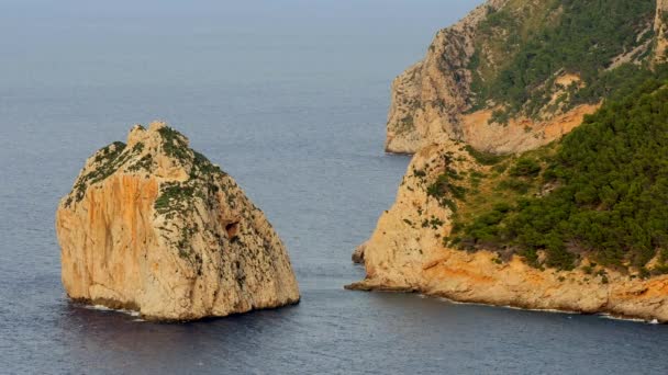 Roches à la plage au bord de l'océan — Video