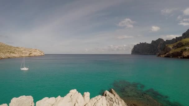 voilier sur la côte paisible de plage 