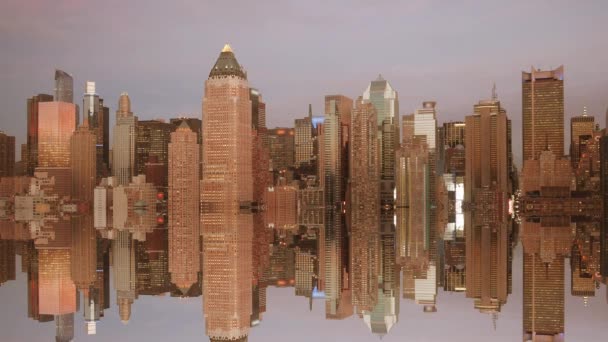 Reflejo de agua del horizonte de la ciudad — Vídeos de Stock