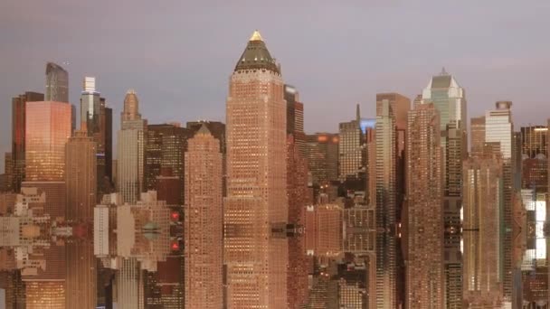 Water reflection of city skyline — Stock Video