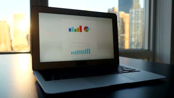Laptop-Bildschirm mit Geschäftsdiagrammen — Stockvideo