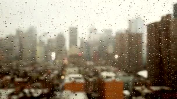 Regenachtige dag in de stad — Stockvideo