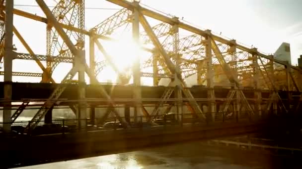 Autoverkehr überquert Brücke — Stockvideo