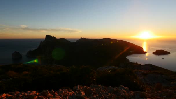 Схід сонця над прибережними пейзажами — стокове відео