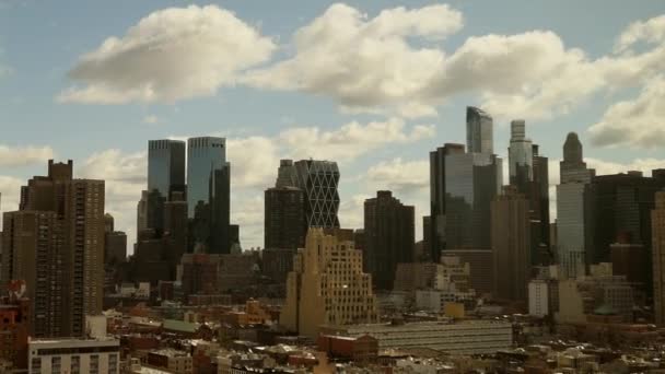 Wolken ziehen über die Skyline der Stadt — Stockvideo
