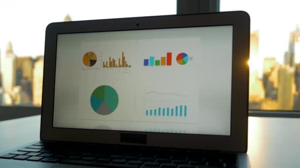 Tela de laptop com gráficos de negócios — Vídeo de Stock