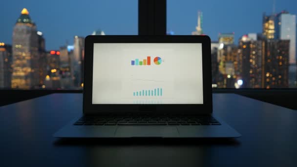 Экран ноутбука с бизнес-диаграммами — стоковое видео
