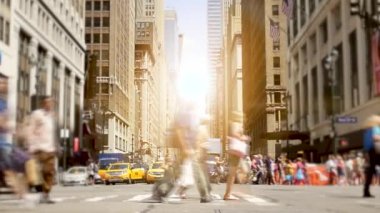 New York'un sokakta yürüyen insanlar