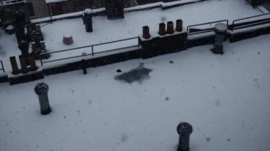 çatı üstüne düşen kar