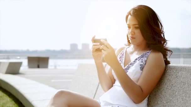 Жіночий смс на смартфоні — стокове відео