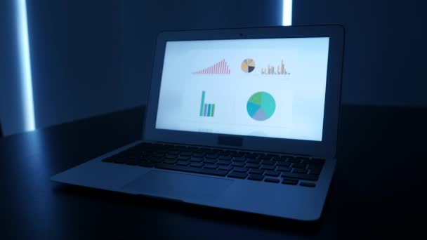 Diagramy na komputerze przenośnym — Wideo stockowe