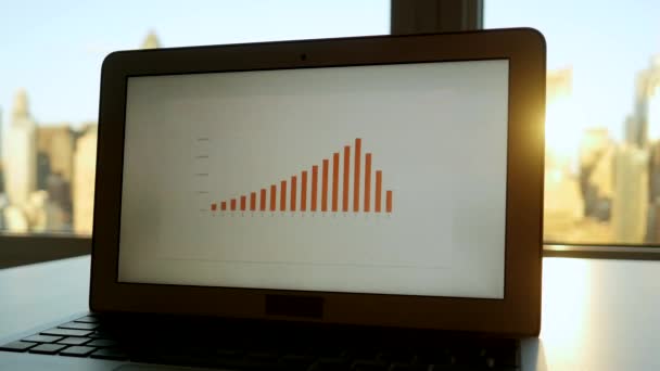 Pantalla portátil con diagramas de negocios — Vídeo de stock