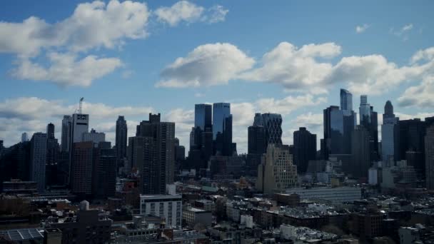 都市内上空を飛行雲 — ストック動画