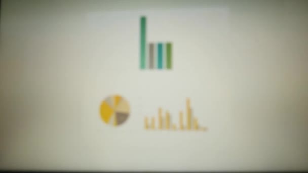 Экран ноутбука с бизнес-диаграммами — стоковое видео