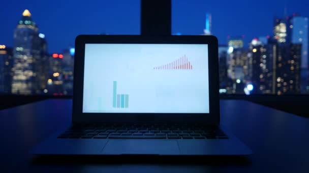 Laptop obrazovky s obchodní grafy — Stock video