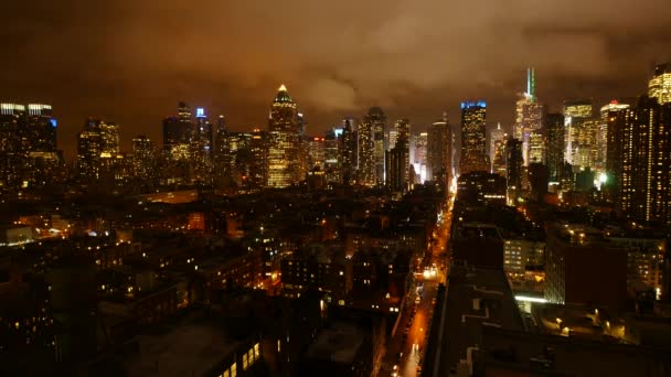 Nuages se déplaçant sur les bâtiments gratte-ciel — Video