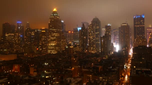Panoramisch uitzicht stad bij nacht — Stockvideo