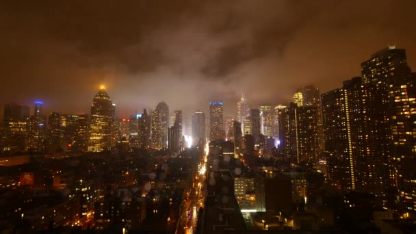 Nubes moviéndose sobre edificios de rascacielos — Vídeos de Stock