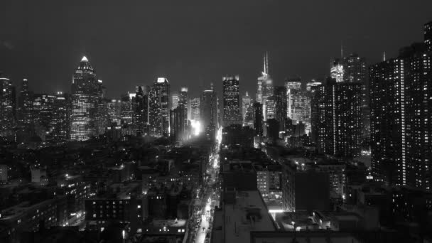 Panoramisch uitzicht stad bij nacht — Stockvideo