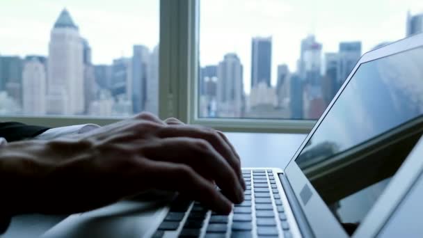 homme d'affaires travaillant sur ordinateur portable