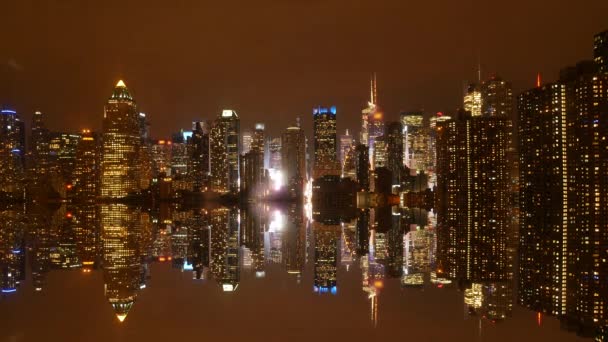 Skyline ciudad reflejo de paisaje urbano en la noche — Vídeo de stock