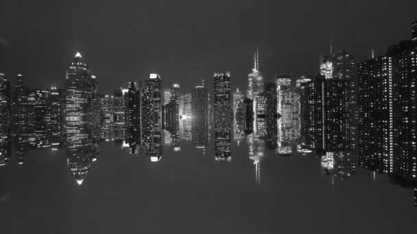 Skyline ciudad reflejo de paisaje urbano en la noche — Vídeos de Stock