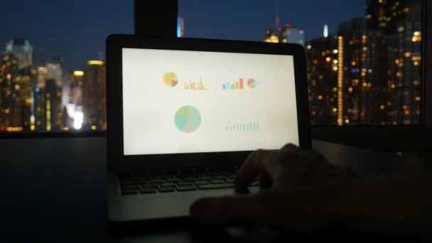 Pantalla portátil con diagramas de negocios — Vídeos de Stock