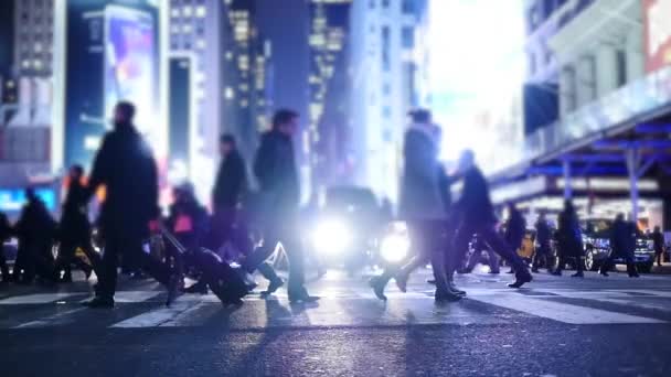 Personas cruzando el paso de peatones en la ciudad — Vídeos de Stock