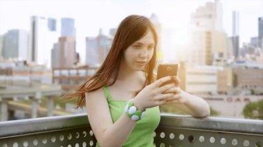 Arkadaş grubu mutlu kadın manifatura