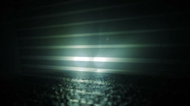 yan yürüyüş üzerinde yürüyen adam