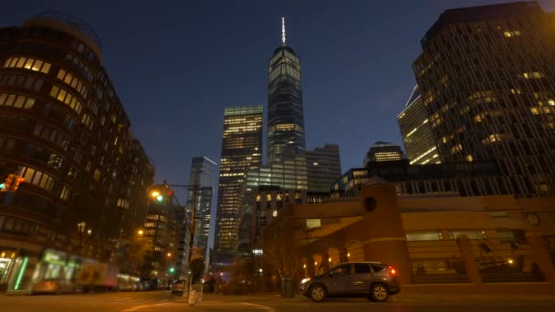 Stedelijke stad scène bij nacht — Stockvideo