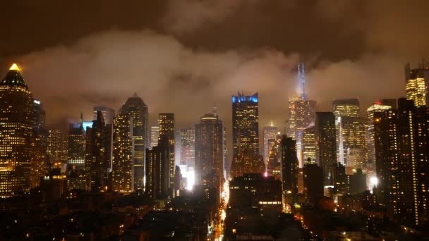 Nubes moviéndose sobre edificios de rascacielos — Vídeo de stock