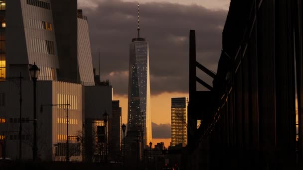 Freedom tower vid solnedgången — Stockvideo