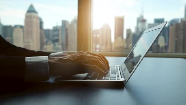 Homem de negócios trabalhando no laptop — Vídeo de Stock