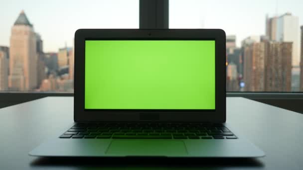 Laptop com tela verde — Vídeo de Stock