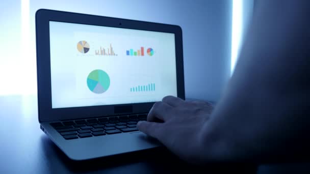 Diagramme auf dem Bildschirm des Laptops — Stockvideo