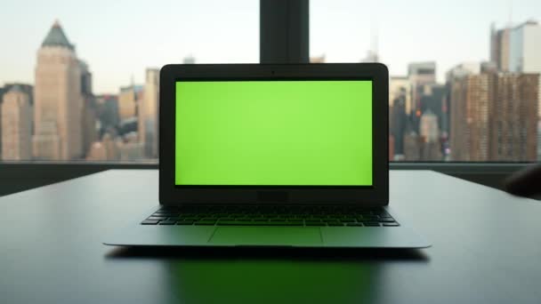 Laptop met groen scherm — Stockvideo