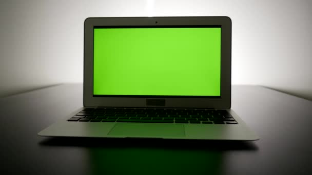 Portátil con pantalla verde — Vídeos de Stock