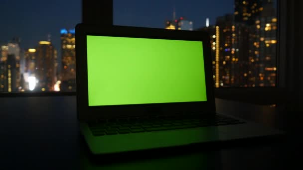 Laptop med grön skärm — Stockvideo