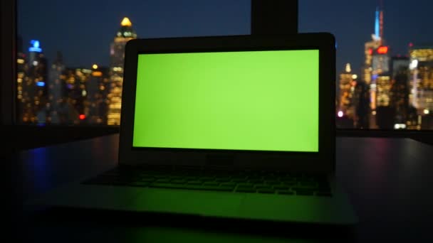 Laptop com tela verde — Vídeo de Stock