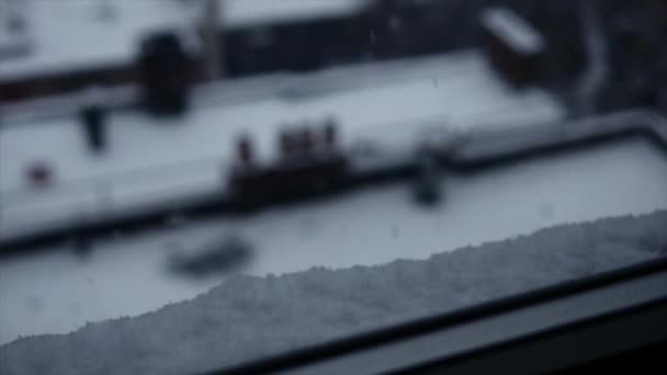 Snöflingor faller ner på taket — Stockvideo