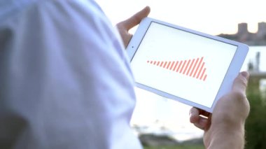 adam akıllı bir telefon diyagramları bakan