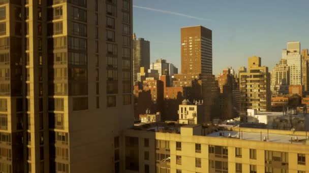 New york city skyscrapersand vid solnedgången — Stockvideo