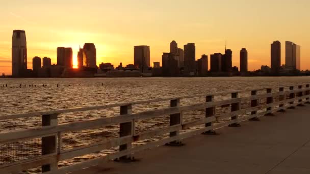 Skyline van uitzicht op de stad bij zonsondergang licht — Stockvideo