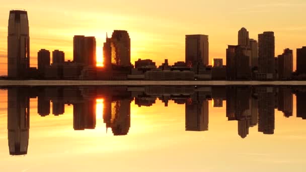 Paisaje urbano al atardecer cielo — Vídeo de stock