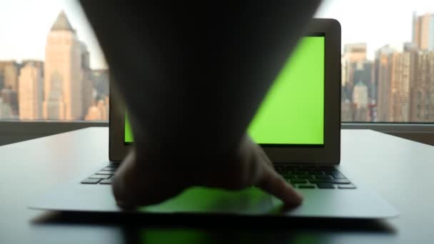Φορητός υπολογιστής με πράσινη οθόνη — Αρχείο Βίντεο
