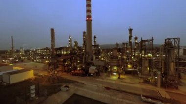 Alacakaranlıkta petrol ve gaz rafinerisi
