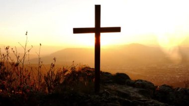 üstünde tepe-in tepe çapraz ayakta