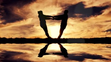 açık havada duran genç çift siluetleri