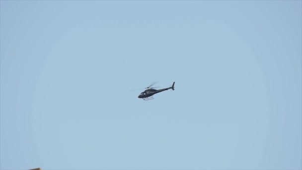 Politie helikopter vliegend door veiligheid achtergrond — Stockvideo